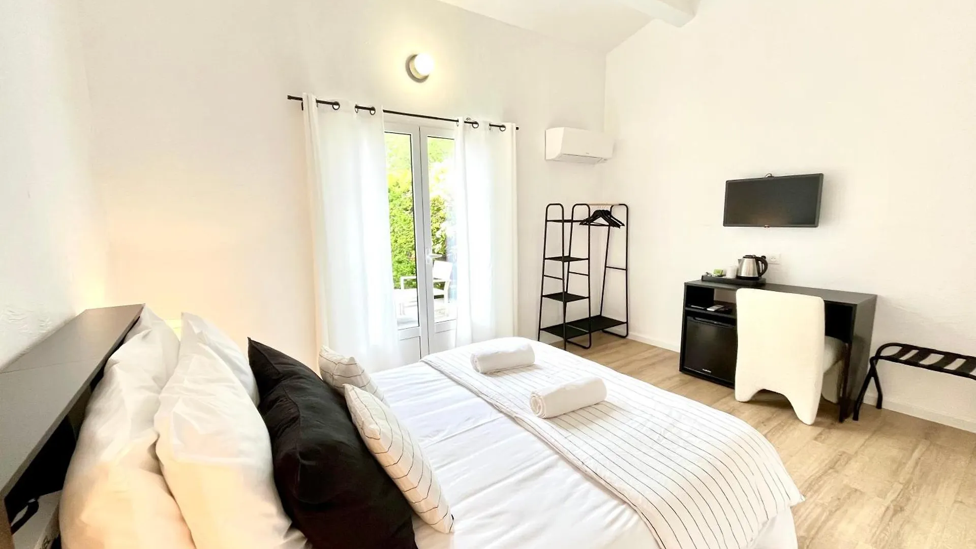 Villa B Salernes Hotel